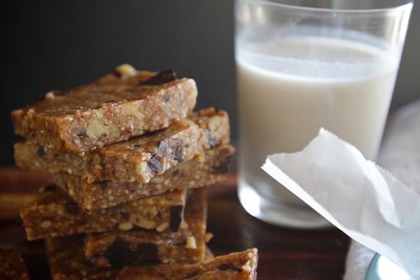 Chocolate Chip Cookie Energy Bars // shutterbean