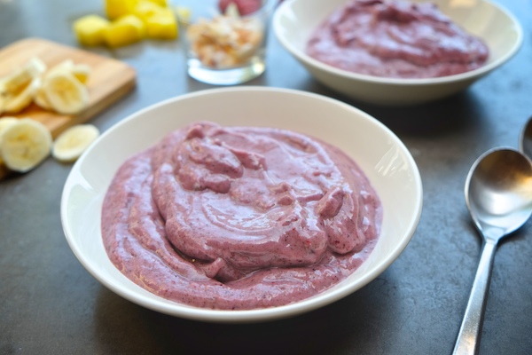 Tropical Smoothie Bowls // shutterbean