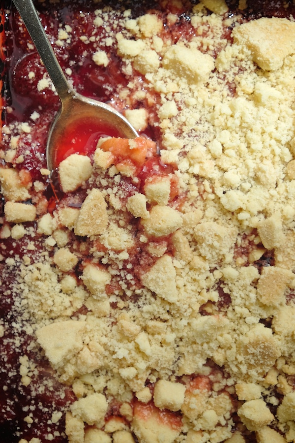 Shortbread Strawberry Crumble // shutterbean