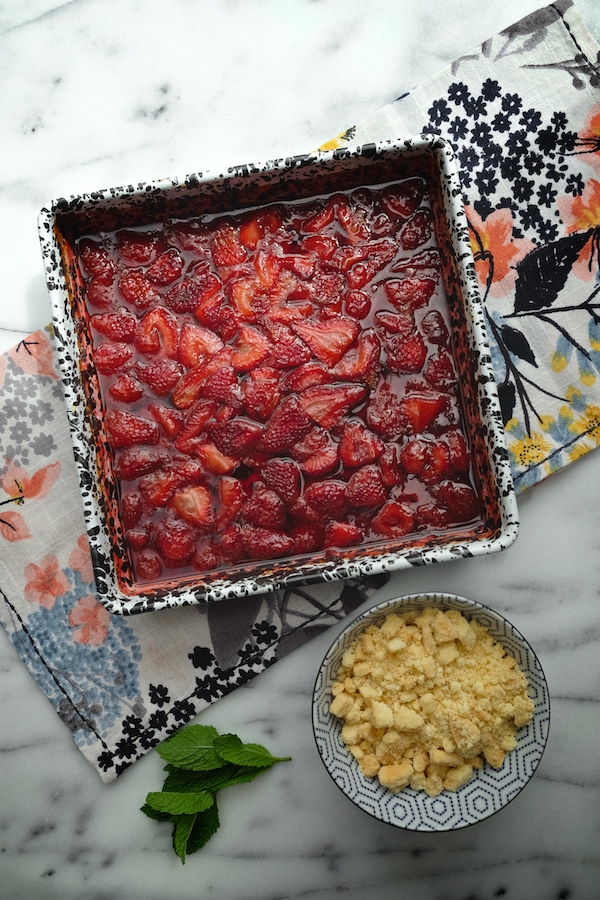 Shortbread Strawberry Crumble // shutterbean