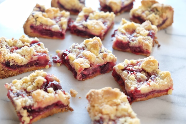 No patience to make a pie? Check out the recipe for these Cherry Pie Crumble Bars on Shutterbean.com! 