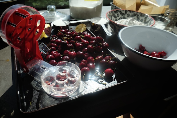 No patience to make a pie? Check out the recipe for these Cherry Pie Crumble Bars on Shutterbean.com! 