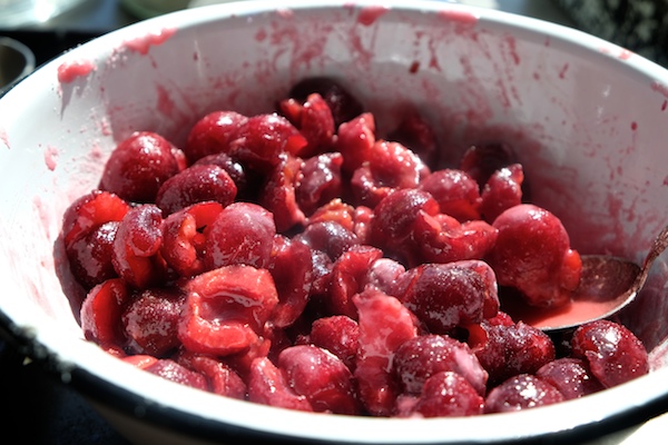 No patience to make a pie? Check out the recipe for these Cherry Pie Crumble Bars on Shutterbean.com! 