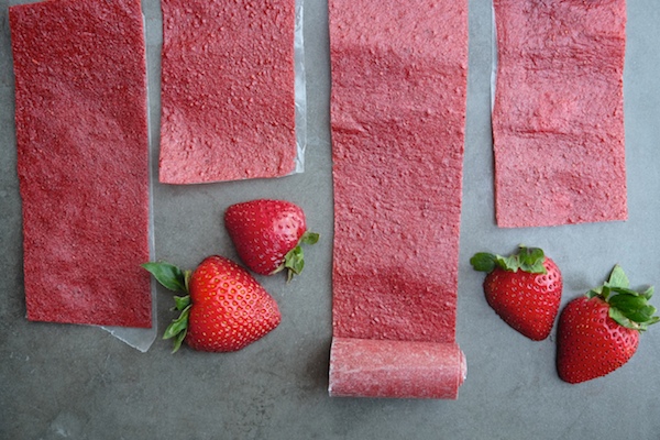 These Strawberry Roll-Ups make a GREAT addition to school lunches thanks to a quick whirl with the @Vitamix Blender. Check out the recipe on Shutterbean.com!