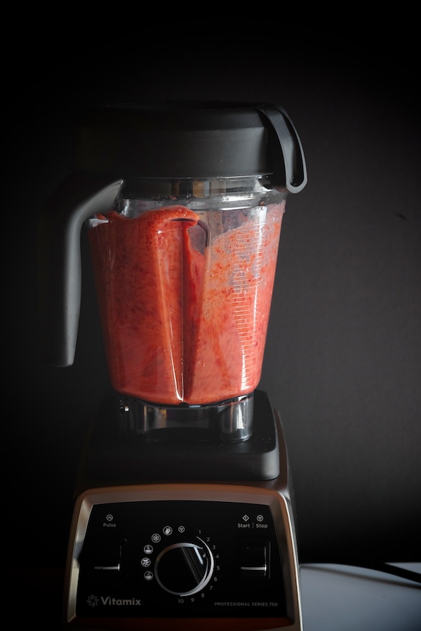 These Strawberry Roll-Ups make a GREAT addition to school lunches thanks to a quick whirl with the @Vitamix Blender. Check out the recipe on Shutterbean.com!