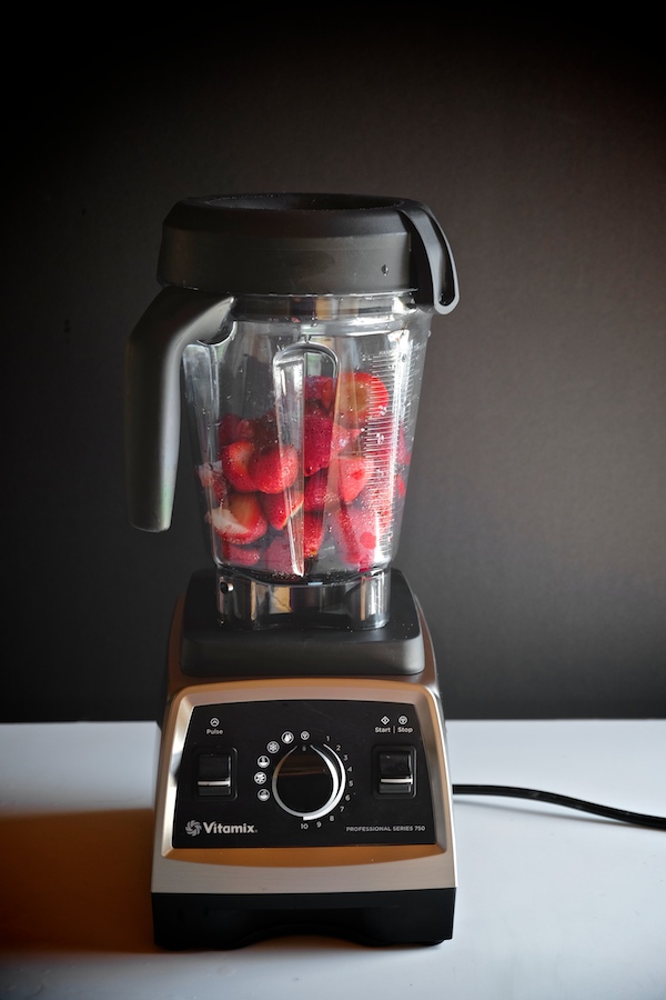 These Strawberry Roll-Ups make a GREAT addition to school lunches thanks to a quick whirl with the @Vitamix Blender. Check out the recipe on Shutterbean.com!