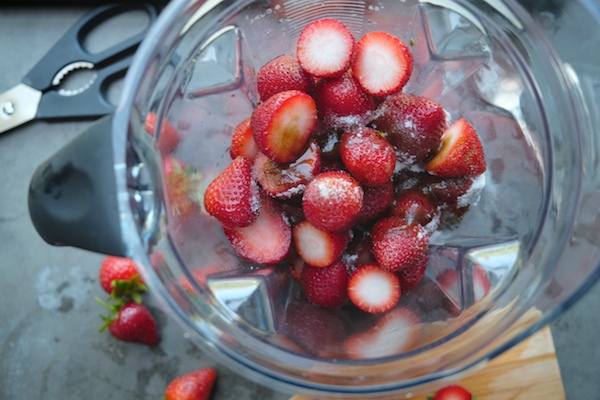 These Strawberry Fruit Roll Ups make a GREAT addition to school lunches thanks to a quick whirl with the Vitamix Blender. Check out the recipe on Shutterbean.com!