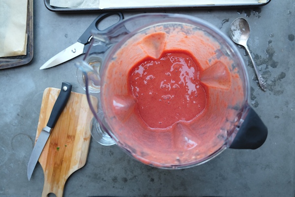 These Strawberry Roll-Ups make a GREAT addition to school lunches thanks to a quick whirl with the @Vitamix Blender. Check out the recipe on Shutterbean.com!