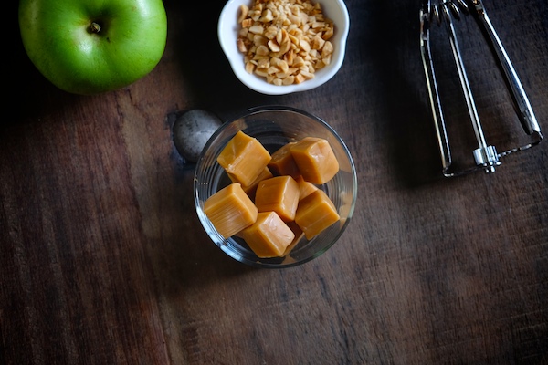 Shake up your dessert game with these Caramel Apple Floats. Find the recipe on Shutterbean.com!