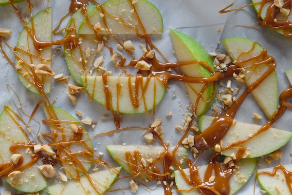 Shake up your dessert game with these Caramel Apple Floats. Find the recipe on Shutterbean.com!