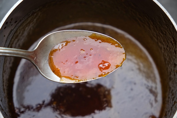 The most delicious & simple Apricot Glazed Chicken Thigh recipe can be found at Shutterbean.com! 