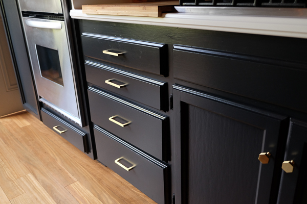 See how Tracy of Shutterbean transforms her taupe kitchen cabinets to BLACK. Around the House: The Kitchen After photos are on Shutterbean.com!