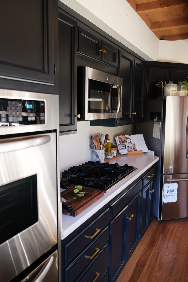 See how Tracy of Shutterbean transforms her taupe kitchen cabinets to BLACK. Around the House: The Kitchen After photos are on Shutterbean.com!