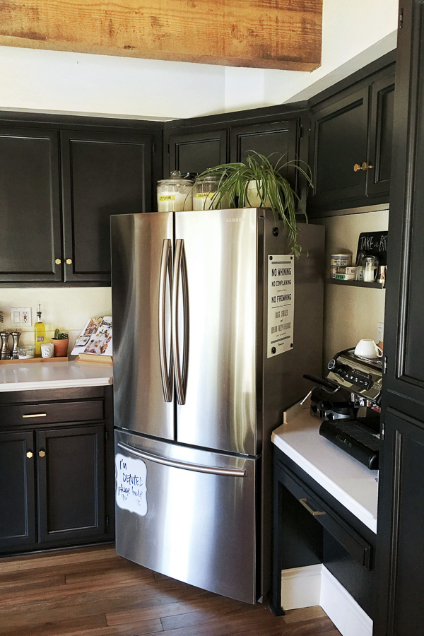 See how Tracy of Shutterbean transforms her taupe kitchen cabinets to BLACK. Around the House: The Kitchen After photos are on Shutterbean.com!