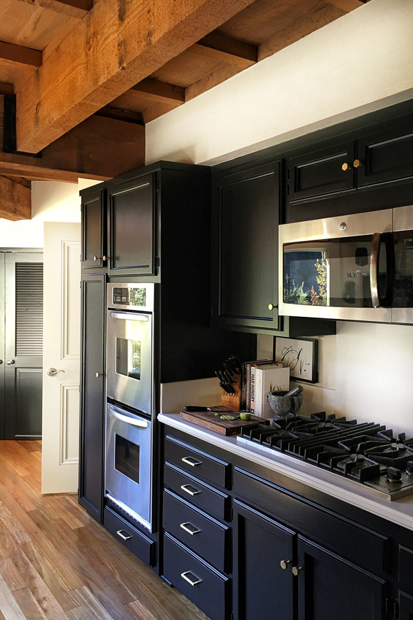 See how Tracy of Shutterbean transforms her taupe kitchen cabinets to BLACK. Around the House: The Kitchen After photos are on Shutterbean.com!