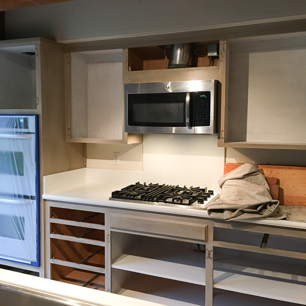 See how Tracy of Shutterbean transforms her taupe kitchen cabinets to BLACK. Around the House: The Kitchen After photos are on Shutterbean.com!