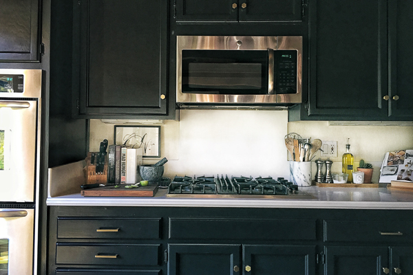 See how Tracy of Shutterbean transforms her taupe kitchen cabinets to BLACK. Around the House: The Kitchen After photos are on Shutterbean.com!