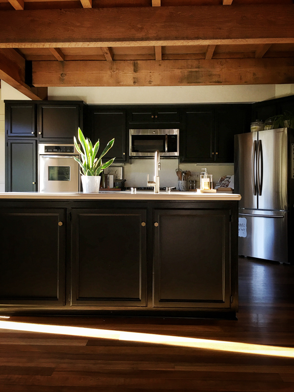 See how Tracy of Shutterbean transforms her taupe kitchen cabinets to BLACK. Around the House: The Kitchen After photos are on Shutterbean.com!