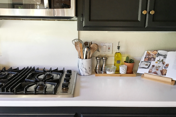 See how Tracy of Shutterbean transforms her taupe kitchen cabinets to BLACK. Around the House: The Kitchen After photos are on Shutterbean.com!