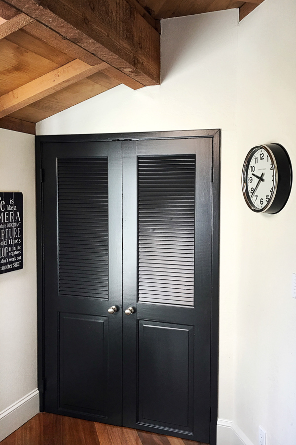 See how Tracy of Shutterbean transforms her taupe kitchen cabinets to BLACK. Around the House: The Kitchen After photos are on Shutterbean.com!