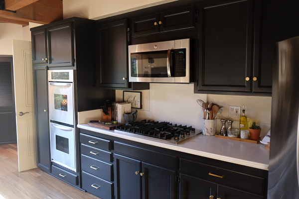 See how Tracy of Shutterbean transforms her taupe kitchen cabinets to BLACK. Around the House: The Kitchen After photos are on Shutterbean.com!