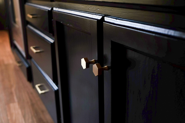 See how Tracy of Shutterbean transforms her taupe kitchen cabinets to BLACK. Around the House: The Kitchen After photos are on Shutterbean.com!