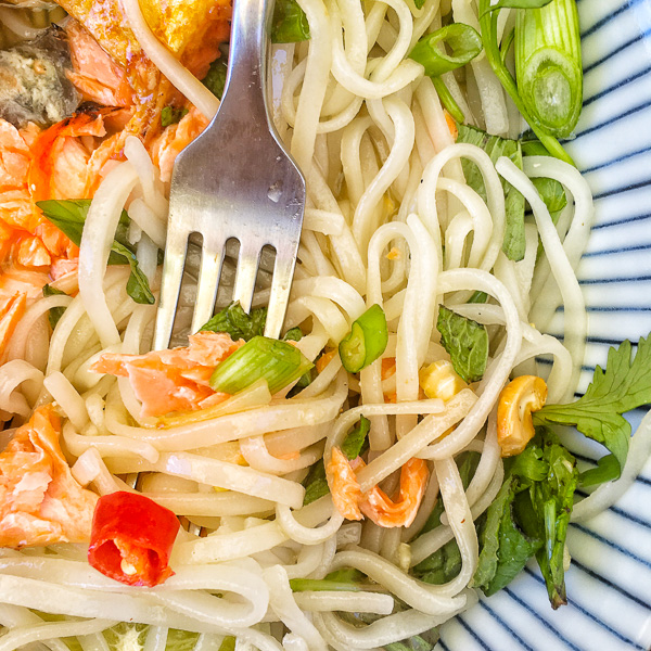 Spicy Asian Noodle Salad with a healthy dinner option for the Summer. Find the recipe on Shutterbean.com!