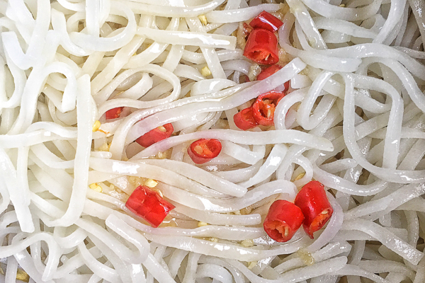 Spicy Asian Noodle Salad with a healthy dinner option for the Summer. Find the recipe on Shutterbean.com!