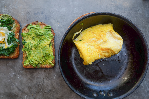 Spinach Egg Breakfast Sandwich is a healthy way to fill you up in the morning. Find the recipe on Shutterbean.com