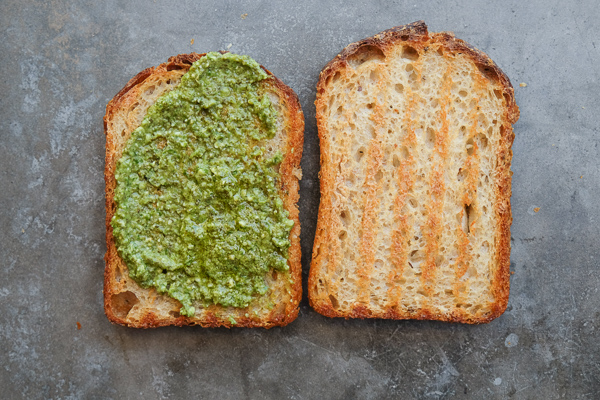 Spinach Egg Breakfast Sandwich is a healthy way to fill you up in the morning. Find the recipe on Shutterbean.com