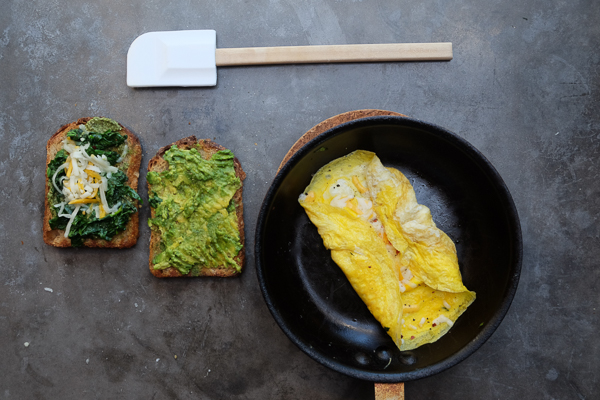 Spinach Egg Breakfast Sandwich is a healthy way to fill you up in the morning. Find the recipe on Shutterbean.com