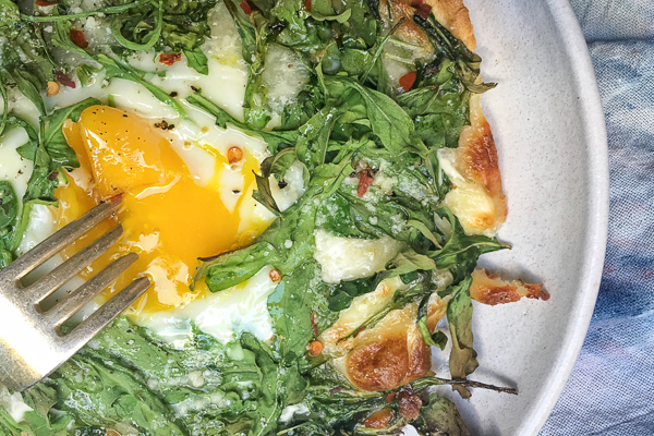 Try this Egg-In-A-Hole Pesto Pizza made with pita bread for a healthy breakfast. Recipe on Shutterbean.com!