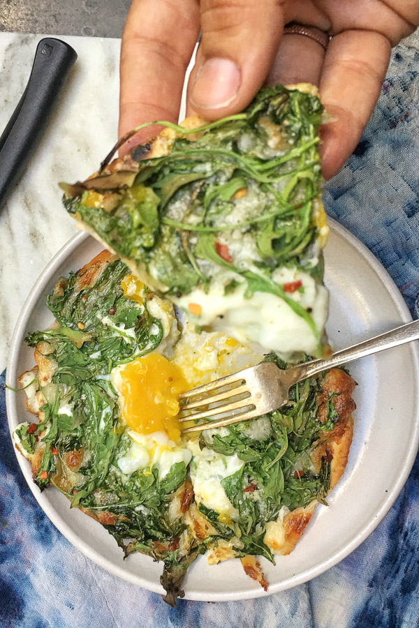 Try this Egg-In-A-Hole Pesto Pizza made with pita bread for a healthy breakfast. Recipe on Shutterbean.com!