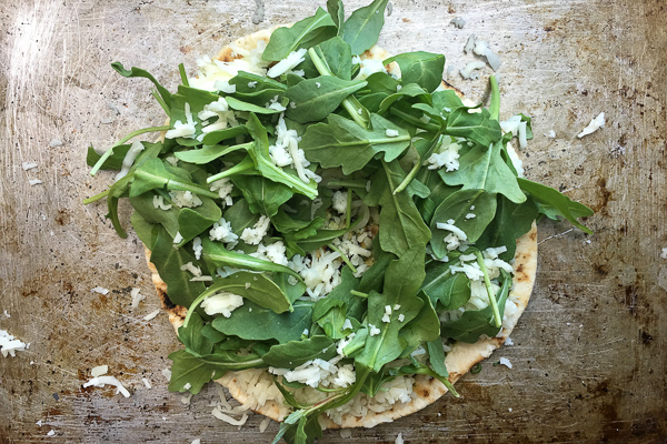 Try this Egg-In-A-Hole Pesto Pizza made with pita bread for a healthy breakfast. Recipe on Shutterbean.com!