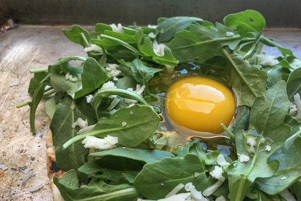 Try this Egg-In-A-Hole Pesto Pizza made with pita bread for a healthy breakfast. Recipe on Shutterbean.com!