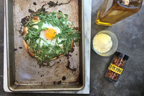 Try this Egg-In-A-Hole Pesto Pizza made with pita bread for a healthy breakfast. Recipe on Shutterbean.com!