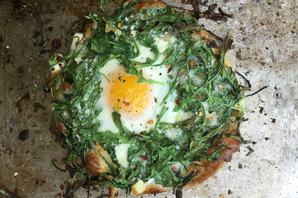 Try this Egg-In-A-Hole Pesto Pizza made with pita bread for a healthy breakfast. Recipe on Shutterbean.com!