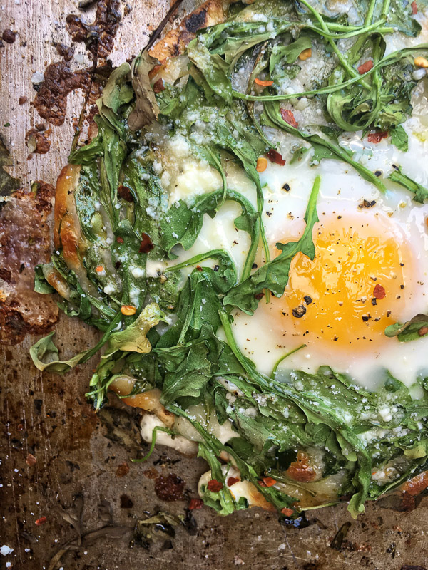Try this Egg-In-A-Hole Pesto Pizza made with pita bread for a healthy breakfast. Recipe on Shutterbean.com!