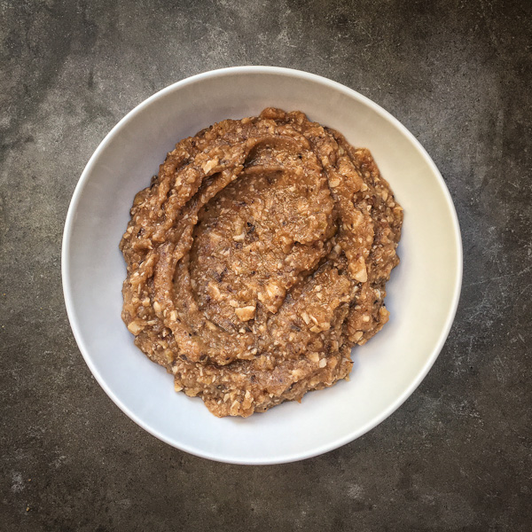 If you're trying to eliminate grains from your diet, try this Grain Free Cinnamon Apple "Oatmeal" made with cashews, apples, vanilla bean & raisins! Find the recipe on Shutterbean.com