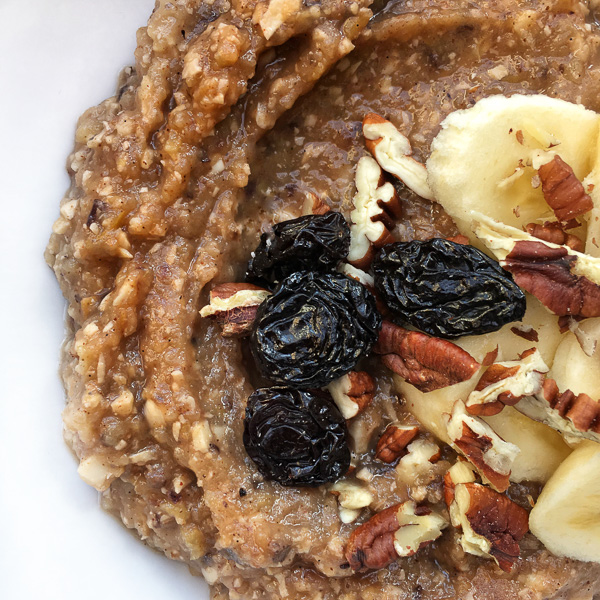 If you're trying to eliminate grains from your diet, try this Grain Free Cinnamon Apple "Oatmeal" made with cashews, apples, vanilla bean & raisins! Find the recipe on Shutterbean.com