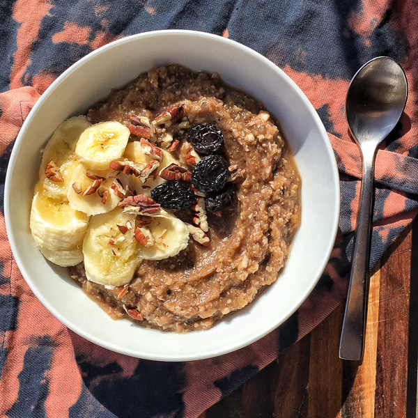 If you're trying to eliminate grains from your diet, try this Grain Free Cinnamon Apple "Oatmeal" made with cashews, apples, vanilla bean & raisins! Find the recipe on Shutterbean.com