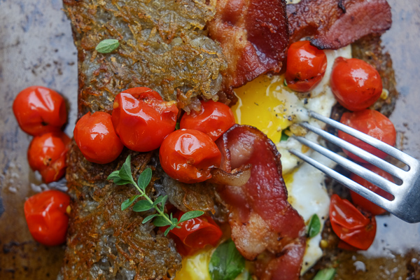 Hash Brown Omelet! A new take on breakfast. Inside you'll find fried eggs, tomatoes with oregano and bacon. Recipe on Shutterbean.com