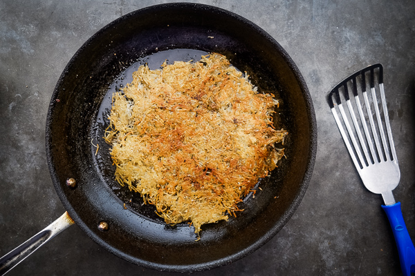 Hash Brown Omelet! A new take on breakfast. Inside you'll find fried eggs, tomatoes with oregano and bacon. Recipe on Shutterbean.com