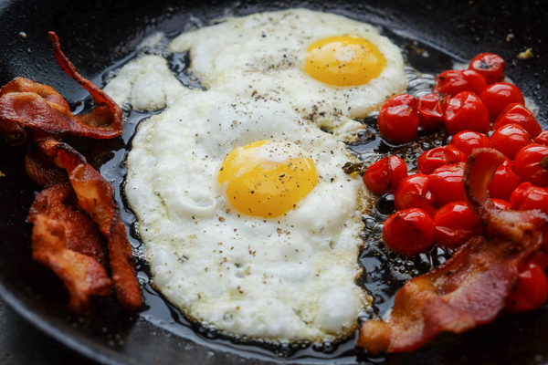 Hash Brown Omelet! A new take on breakfast. Inside you'll find fried eggs, tomatoes with oregano and bacon. Recipe on Shutterbean.com