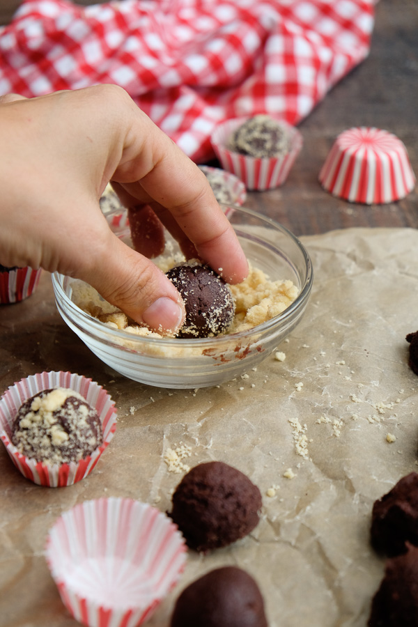 Win people's hearts with Chocolate Earl Grey Tea Truffles. Find the recipe on Shutterbean.com!