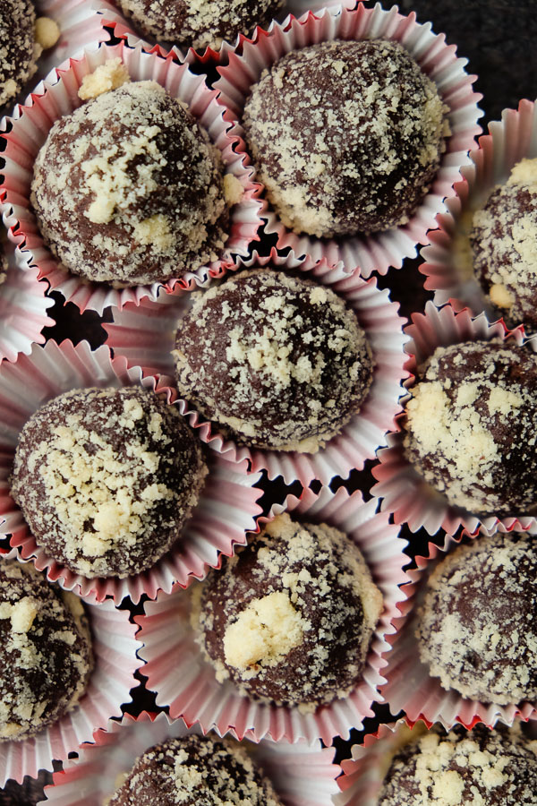 Win people's hearts with Chocolate Earl Grey Tea Truffles. Find the recipe on Shutterbean.com!