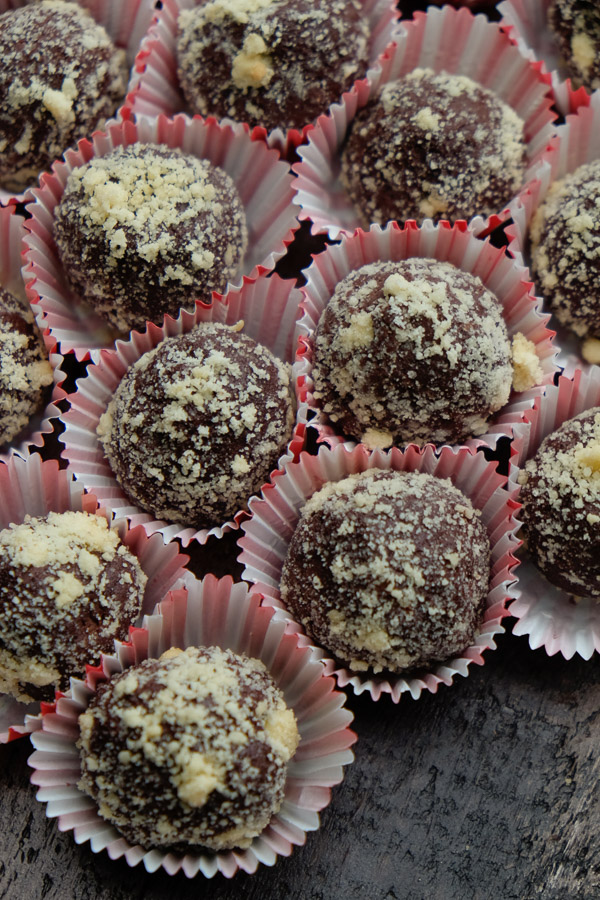 Win people's hearts with Chocolate Earl Grey Tea Truffles. Find the recipe on Shutterbean.com!