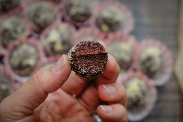 Win people's hearts with Chocolate Earl Grey Tea Truffles. Find the recipe on Shutterbean.com!