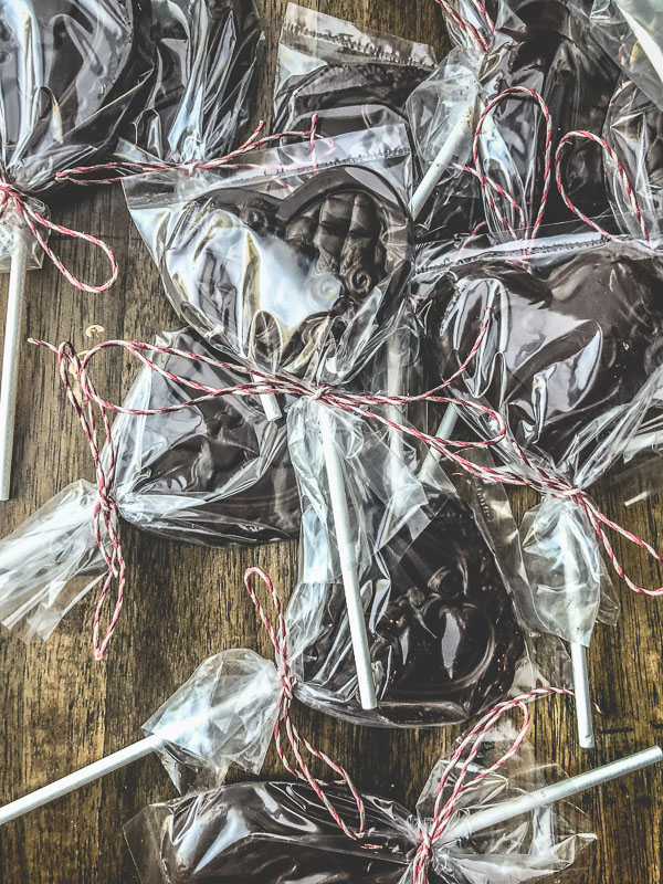 Tracy from Shutterbean shows how she makes Chocolate Lollipops! Heart shaped 