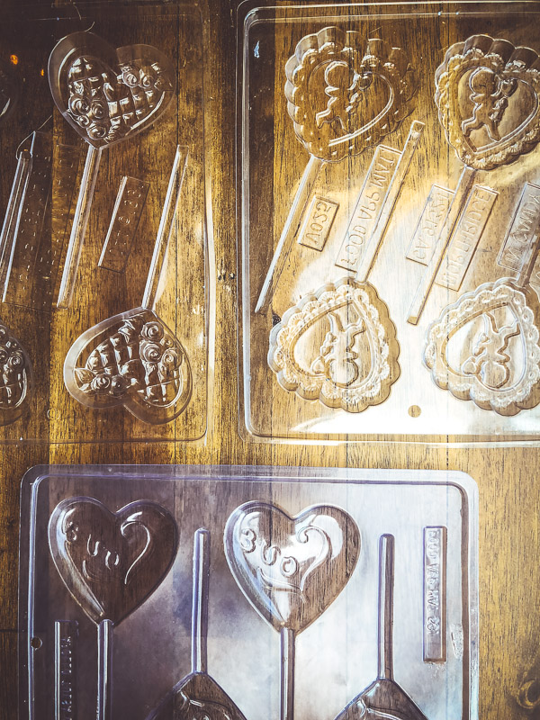 Tracy from Shutterbean shows how she makes Chocolate Lollipops! Heart shaped